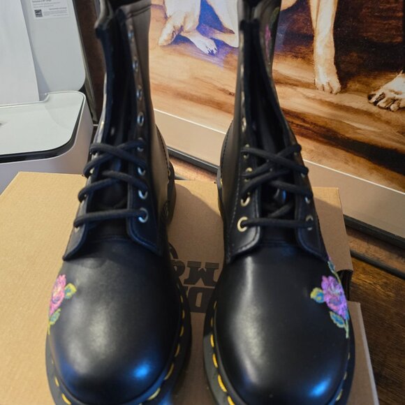 Dr. Doc Martens 1460 Vonda II Women’s 5 Black Leather 8-Eye Lace Up Ankle Boots - Picture 4 of 13